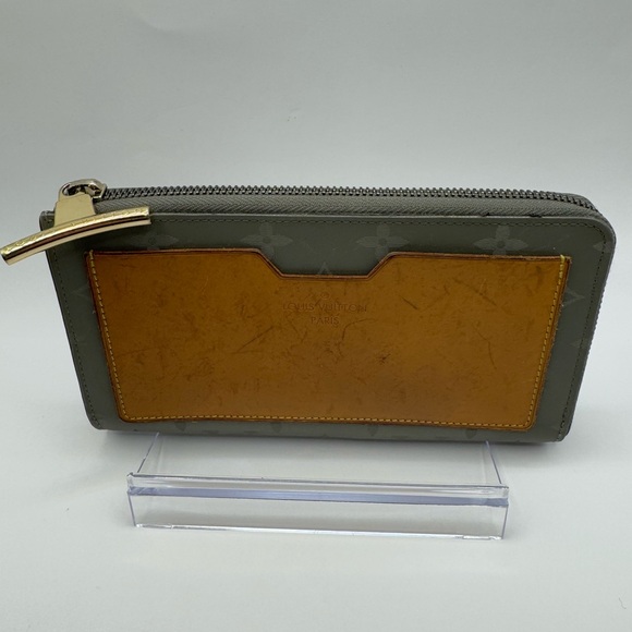 ๐ #3 Louis Vuitton Monogram Cosmos L-Zip Wallet - Picture 1 of 9